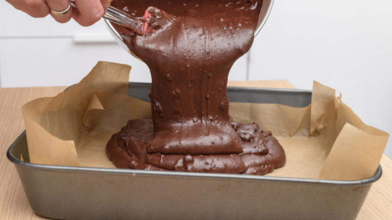 Easy 2-ingredient chocolate cake – no baking needed
